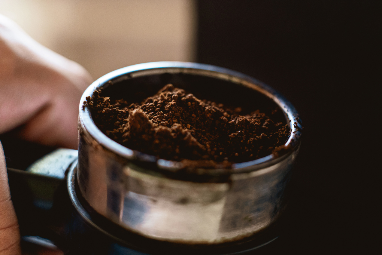 Znalazłeś w szafce kawę po terminie? Zanim ją..