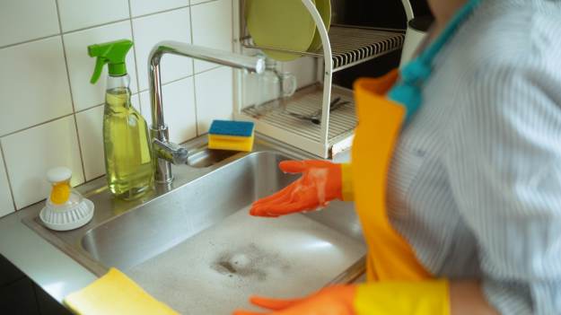 Wsypuję do odpływu i zalewam ciepłą wodą...