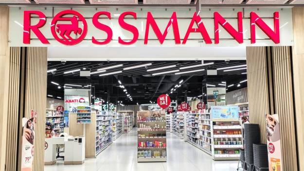 Od dzisiaj w Rossmannie „1+1 gratis”. Czas tylko..