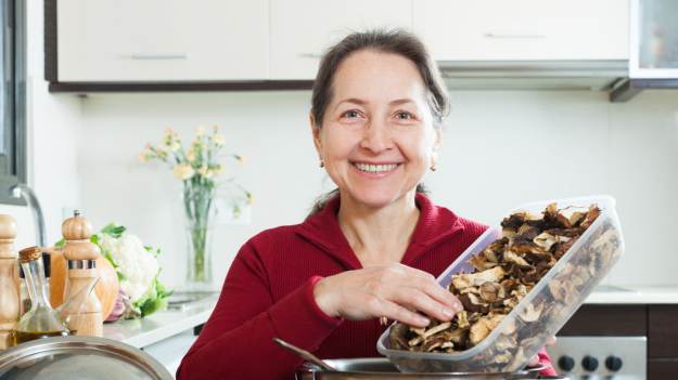 Co dodać do zupy grzybowej, żeby nie była gorzka?..